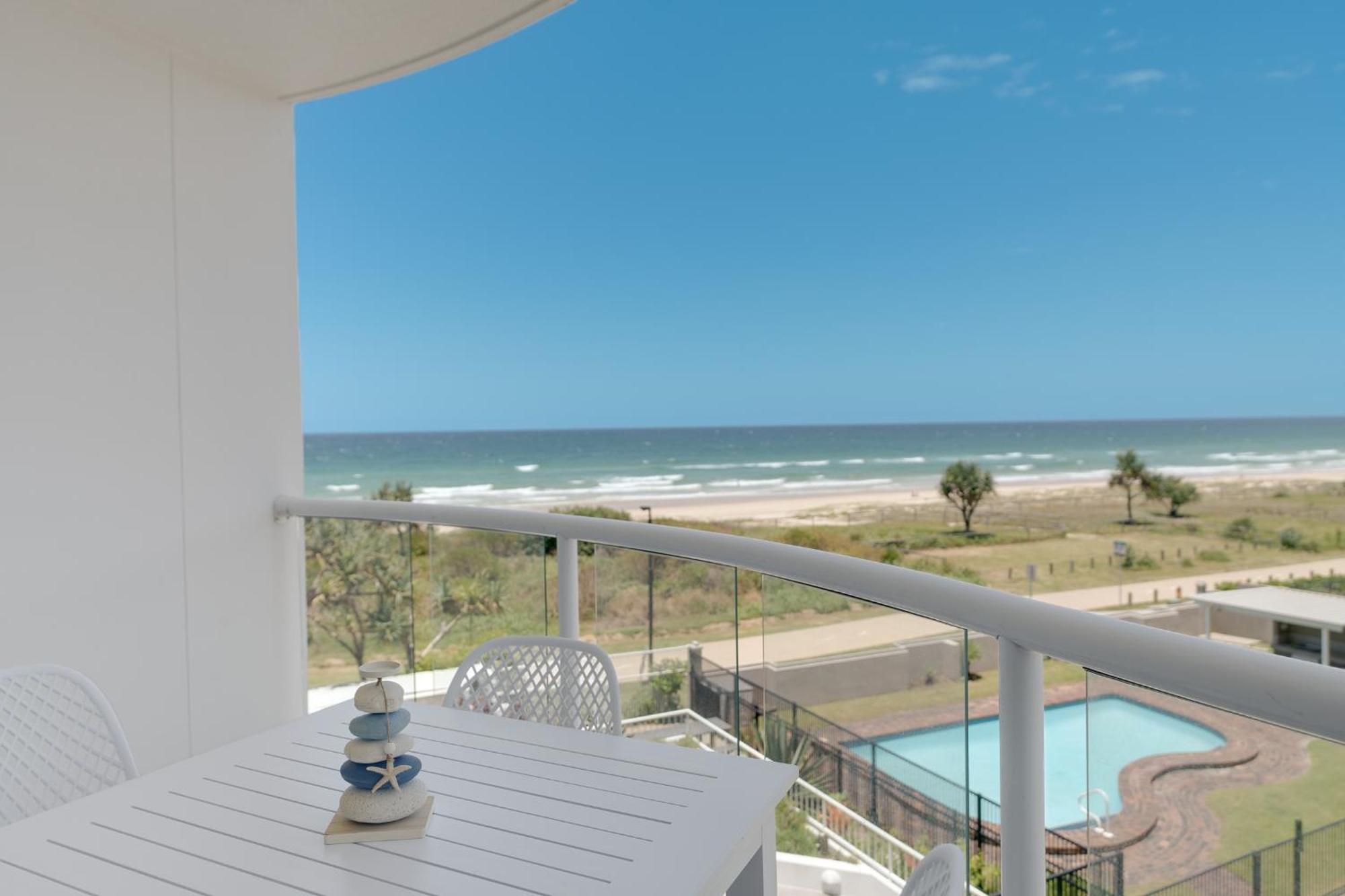 Waterfront 1-bedroom Escape Breathtaking Views * Gold Coast